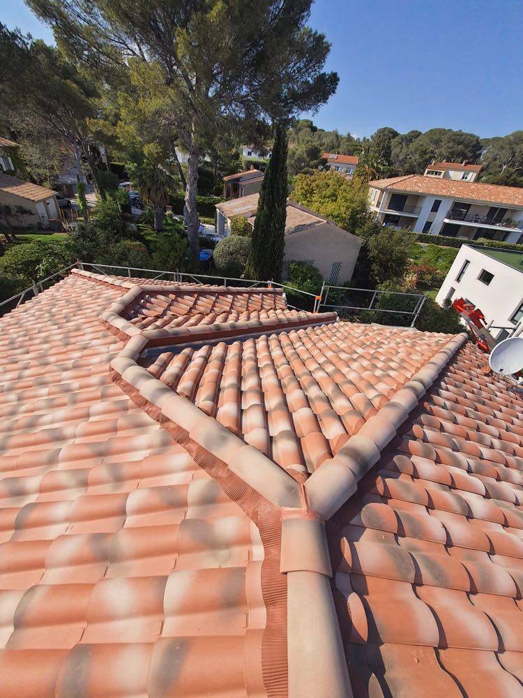renovation de toiture sur une villa des issambres