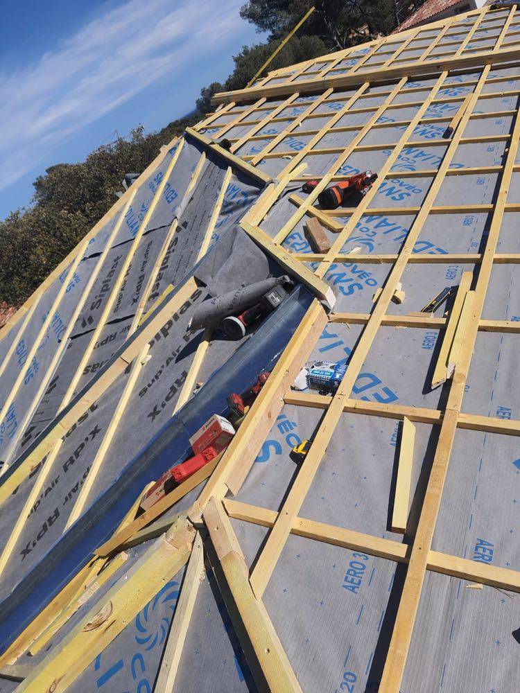 Travaux de rénovation de toiture suite à une fuite sur le toit sur une maison d'Agay