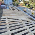 Rénovation d’une charpente en bois sur-mesure de 50m2 pour une villa de luxe vue mer de style provençale à Ramatuelle dans le golfe de Saint-Tropez