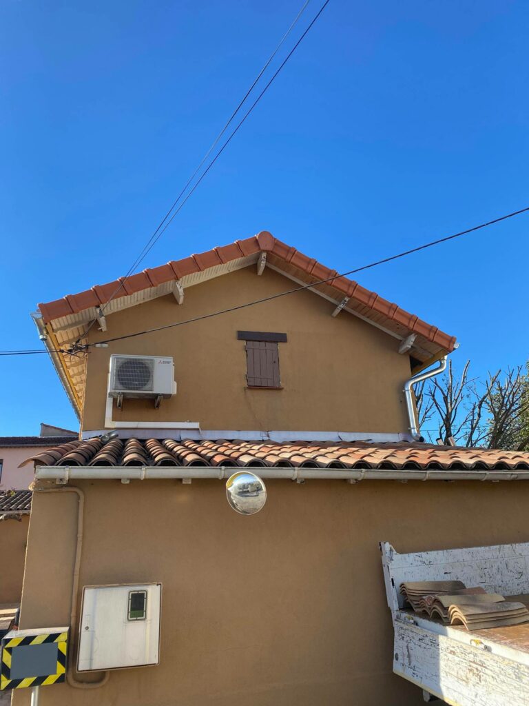 Création de vélux par artisan pas cher à Roquebrune sur Argens