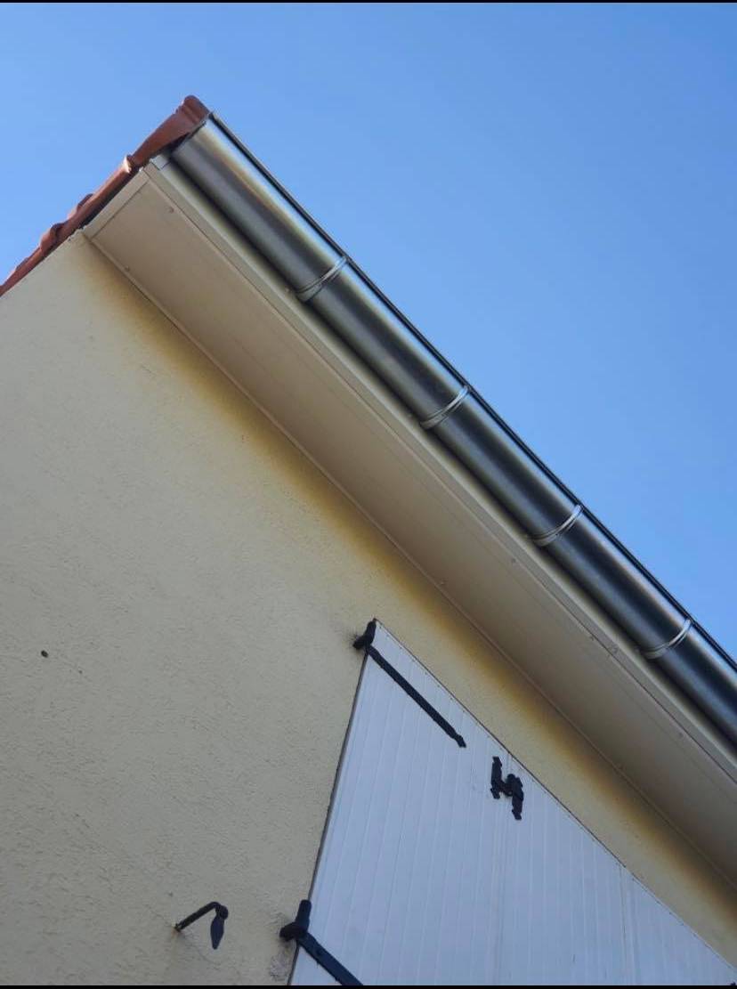 Pose de gouttières en zinc soudées à l’étain avec la pose de lambris en PVC blanc en sous toiture pour une maison de Théoule-sur-Mer dans les Alpes Maritimes 06