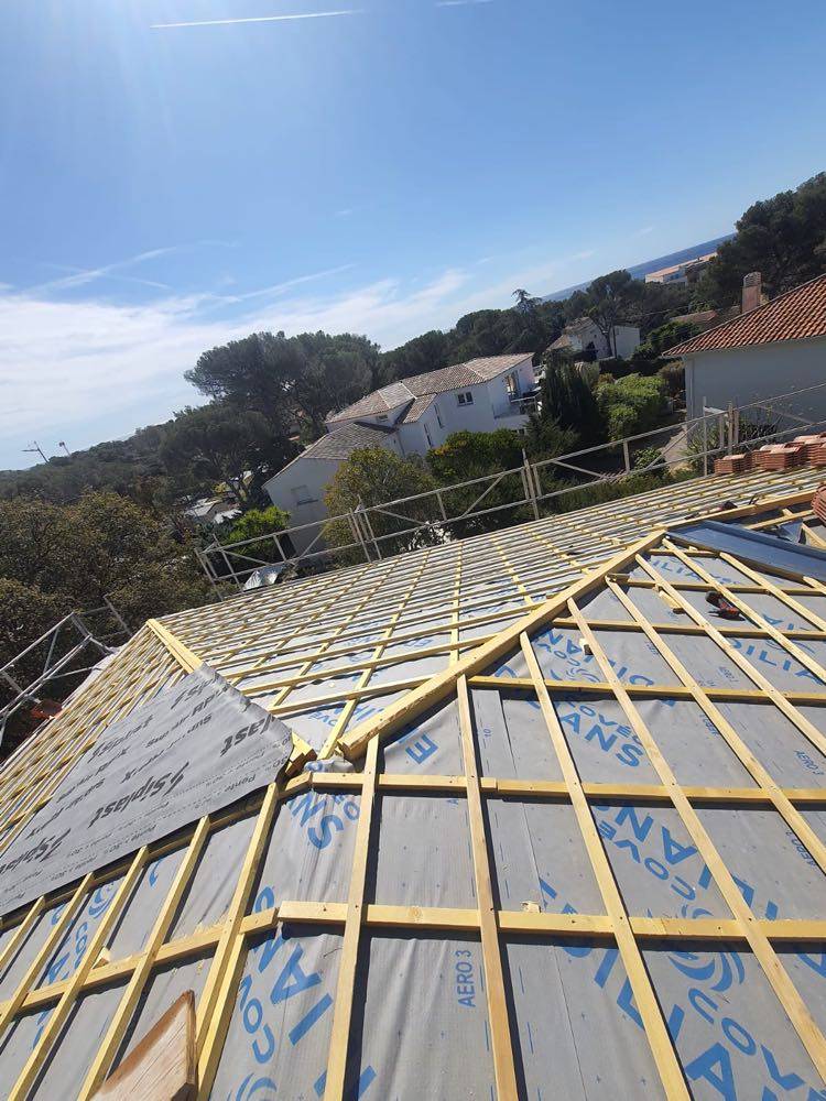 Couvreur pour charpente fermette 4 pans sur une villa moderne dans le commune des Issambres dans le Var