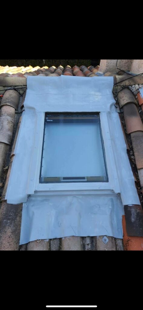 Faire remplacer un Vélux sur une toiture par un couvreur à Ste Maxime dans le Golfe de St Tropez