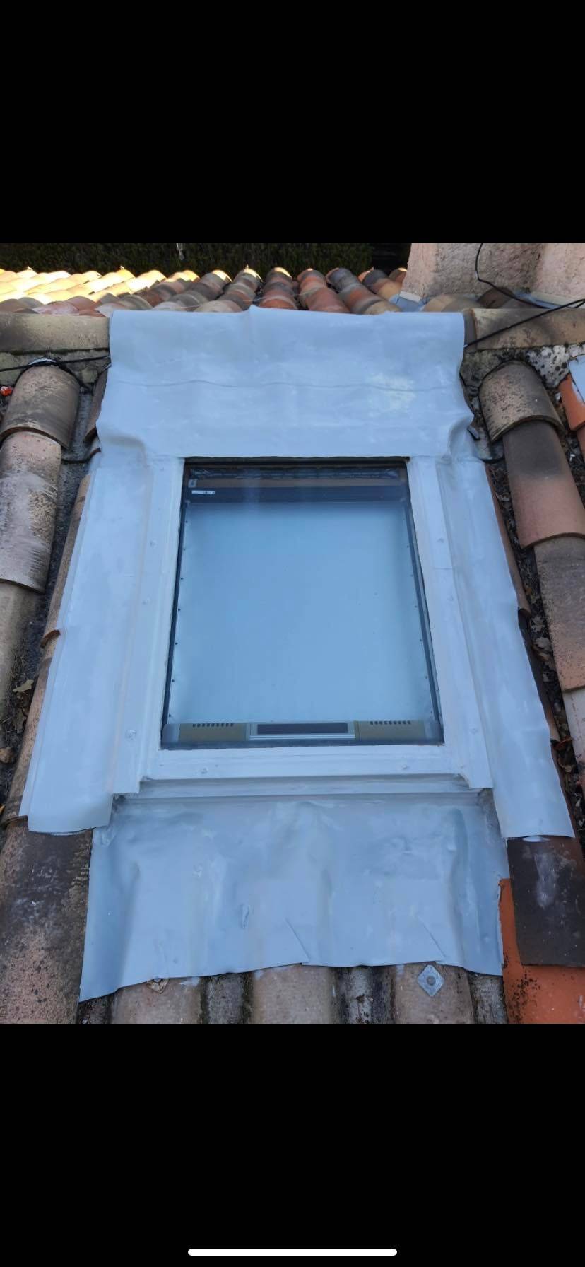 Faire remplacer un Vélux sur une toiture par un couvreur à Ste Maxime dans le Golfe de St Tropez