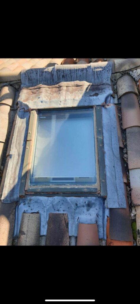 Remplacement d'un Vélux sur une toiture par nos couvreurs à Sainte Maxime dans le Golfe de Saint Tropez
