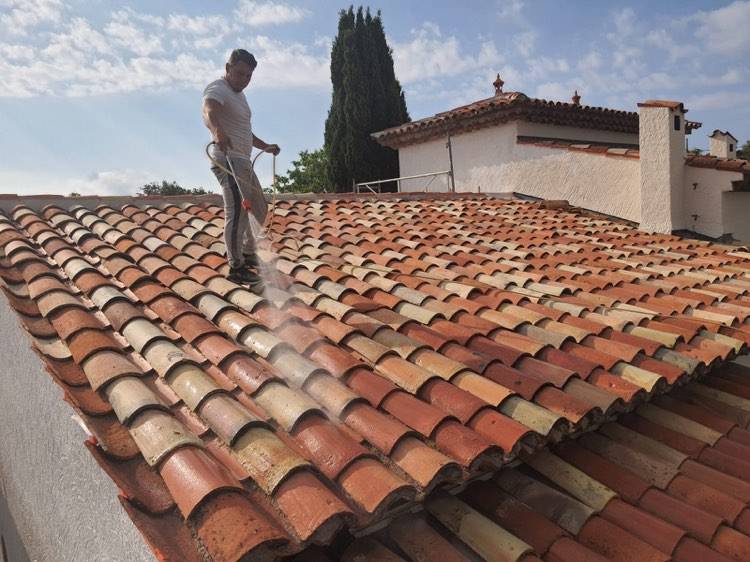nettoyage et demoussage de toiture à sainte maxime dans le golfe de saint tropez