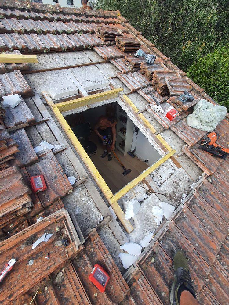 Création encadrement fenêtre de toit dans le Var