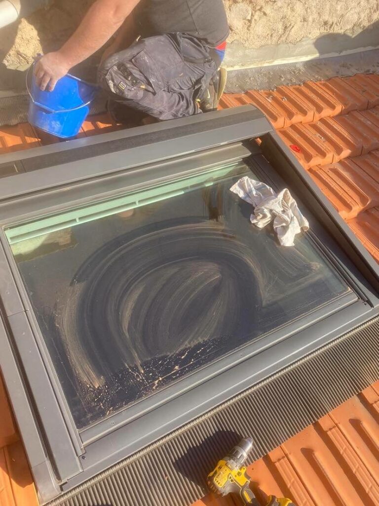 Pose d'un Vélux chez un particulier sur le toit de son appenti à Roquebrune-sur-Argens 83520